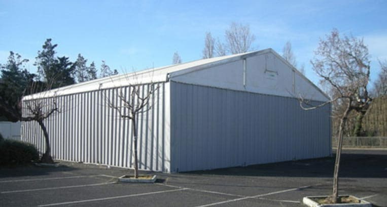 Bâtiment de stockage à structure légère bardée de blanc